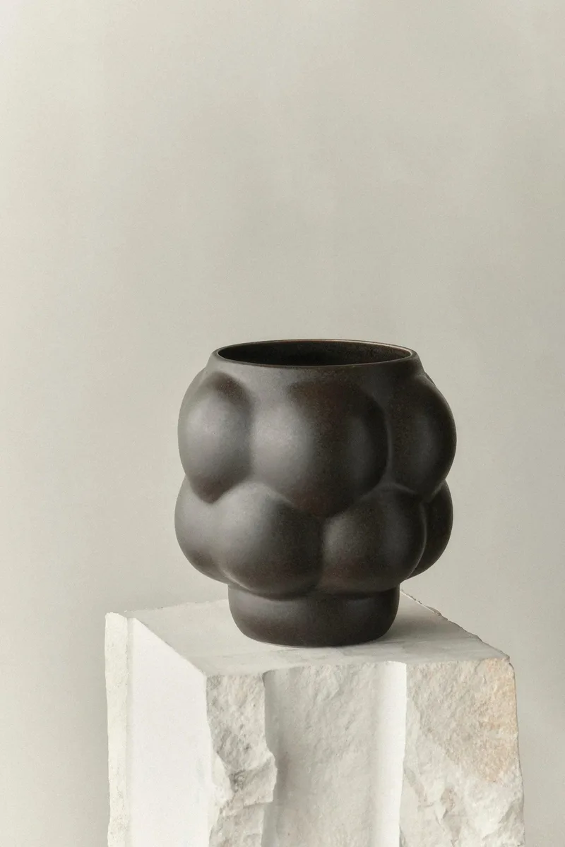 BALLOON POT 09 de LOUISE ROE en Mud Brown – photo d’ambiance