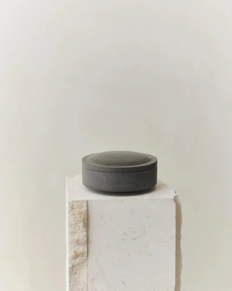 GALLERY OBJECT JAR 06 de LOUISE ROE en Black Basalt – photo du produit