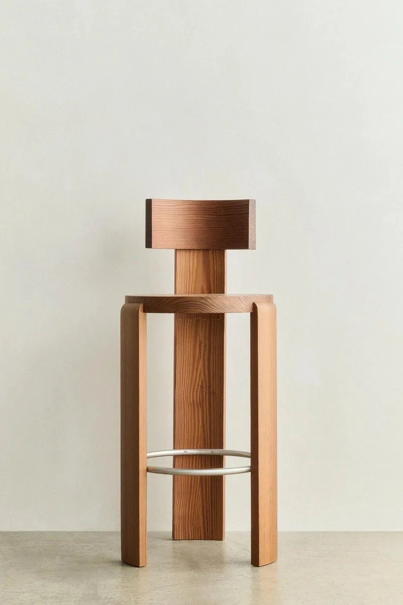 SPINA BAR CHAIR de LOUISE ROE en Pine Wood – photo d’ambiance