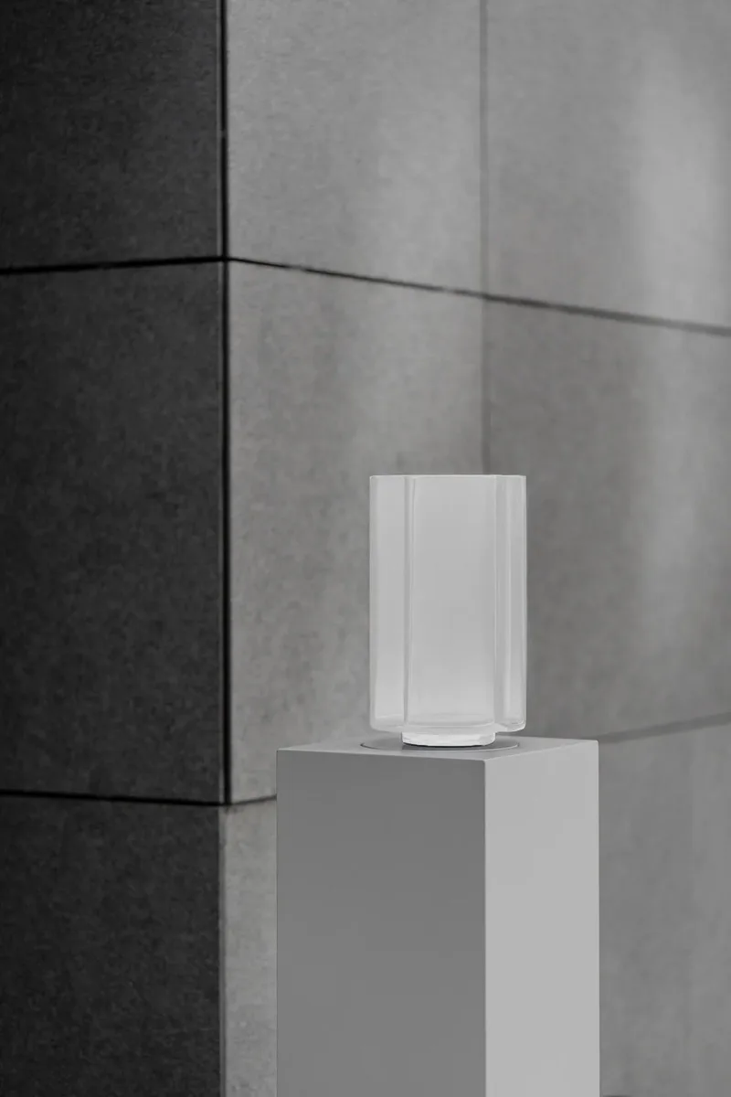 FUNKI VASE ASYMMETRIC GLASS van LOUISE ROE in Opal White – sfeerfoto