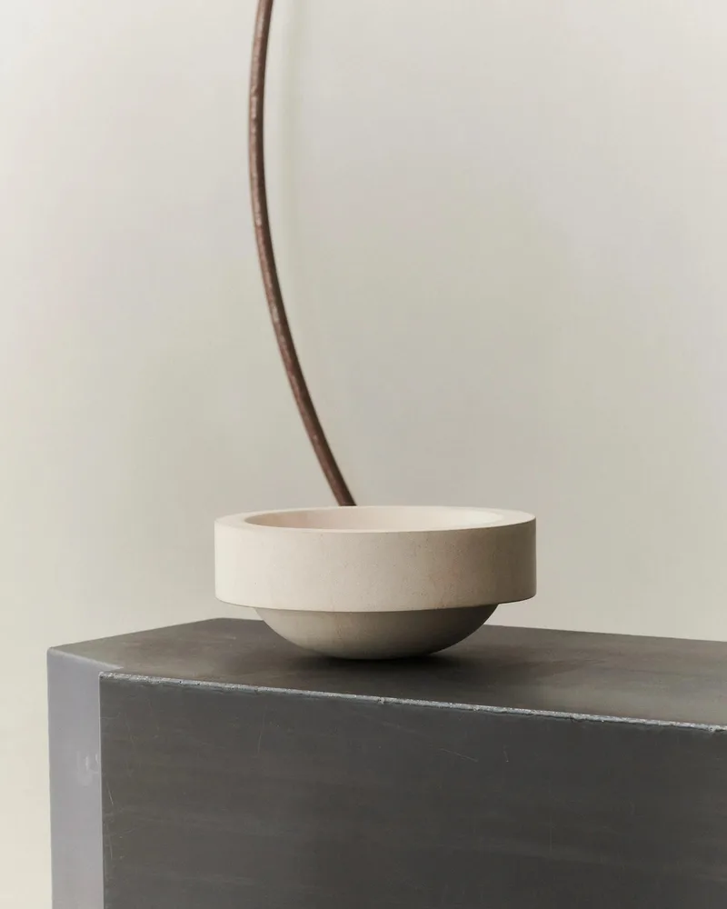 GALLERY OBJECT BOWL 09 von LOUISE ROE in Limestone – Ambientefoto
