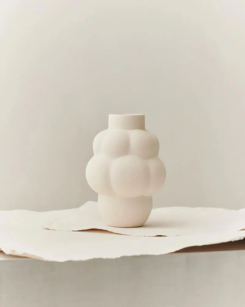 BALLOON VASE 04 PETIT CERAMIC by LOUISE ROE in Raw White – interior photo