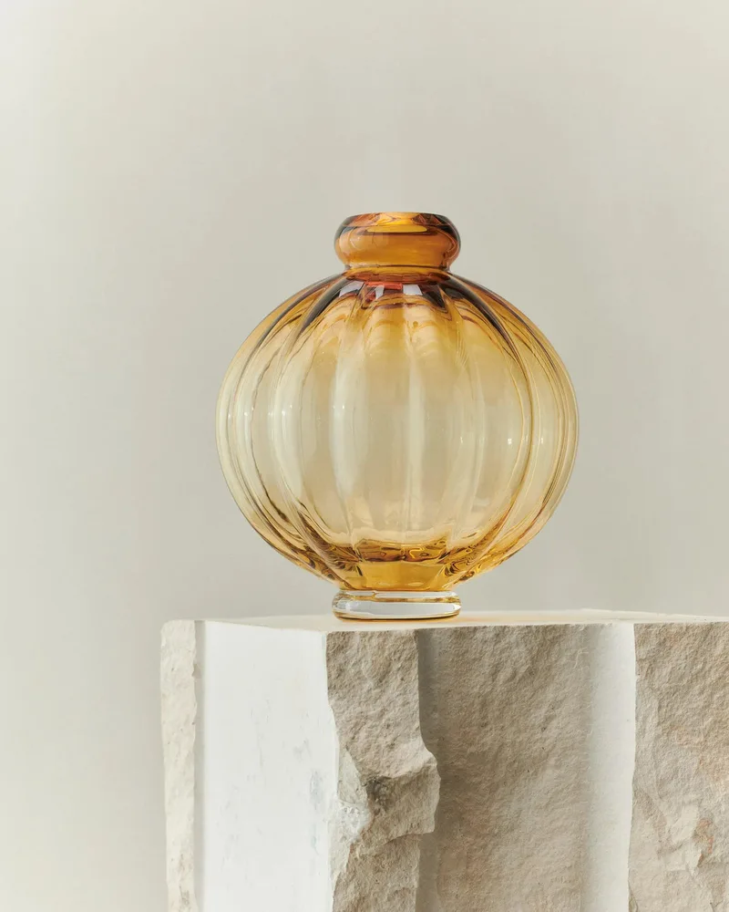 BALLOON VASE 01 GLASS van LOUISE ROE in Amber – sfeerfoto