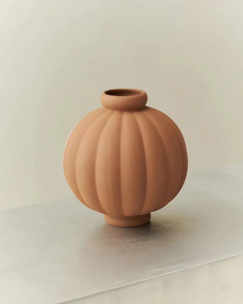 BALLOON VASE 01 CERAMIC SANDED OCKER van LOUISE ROE in Sanded Ocker – productfoto
