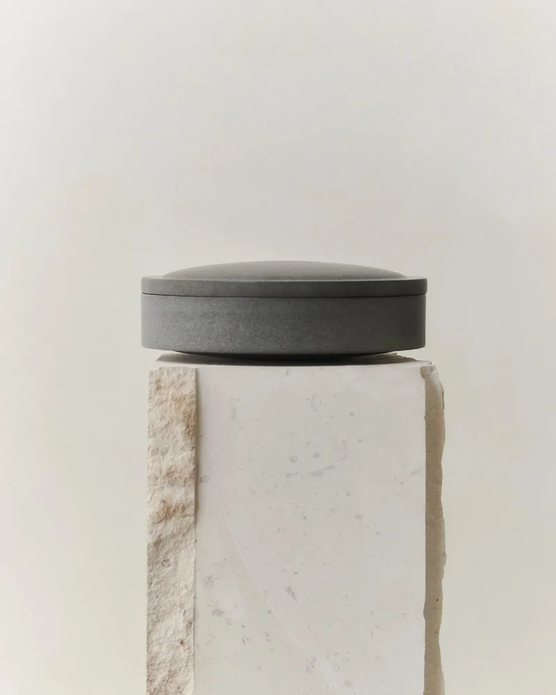 GALLERY OBJECT JAR 05 von LOUISE ROE in Black Basalt – Produktfoto
