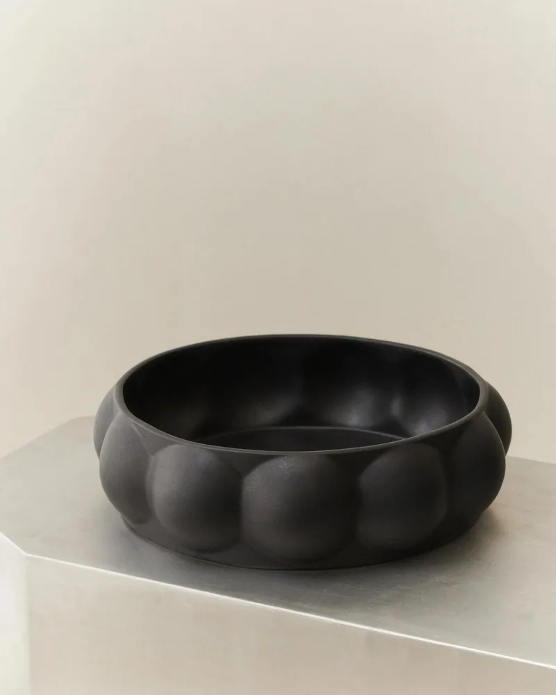 BALLOON TRAY 07 CERAMIC INK BLACK by LOUISE ROE – interior photo