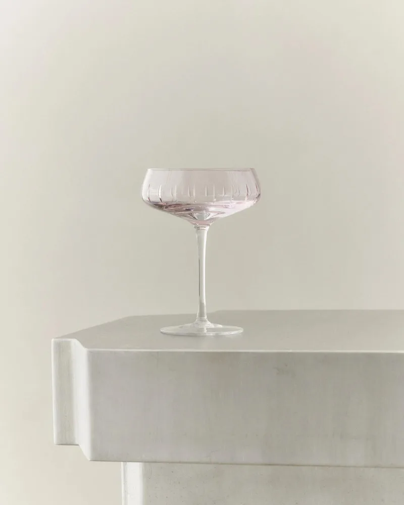 CHAMPAGNE COUPE SINGLE CUT - SET OF 4 de LOUISE ROE en ROSE BUNDLE (4 COUPES) – photo d’ambiance