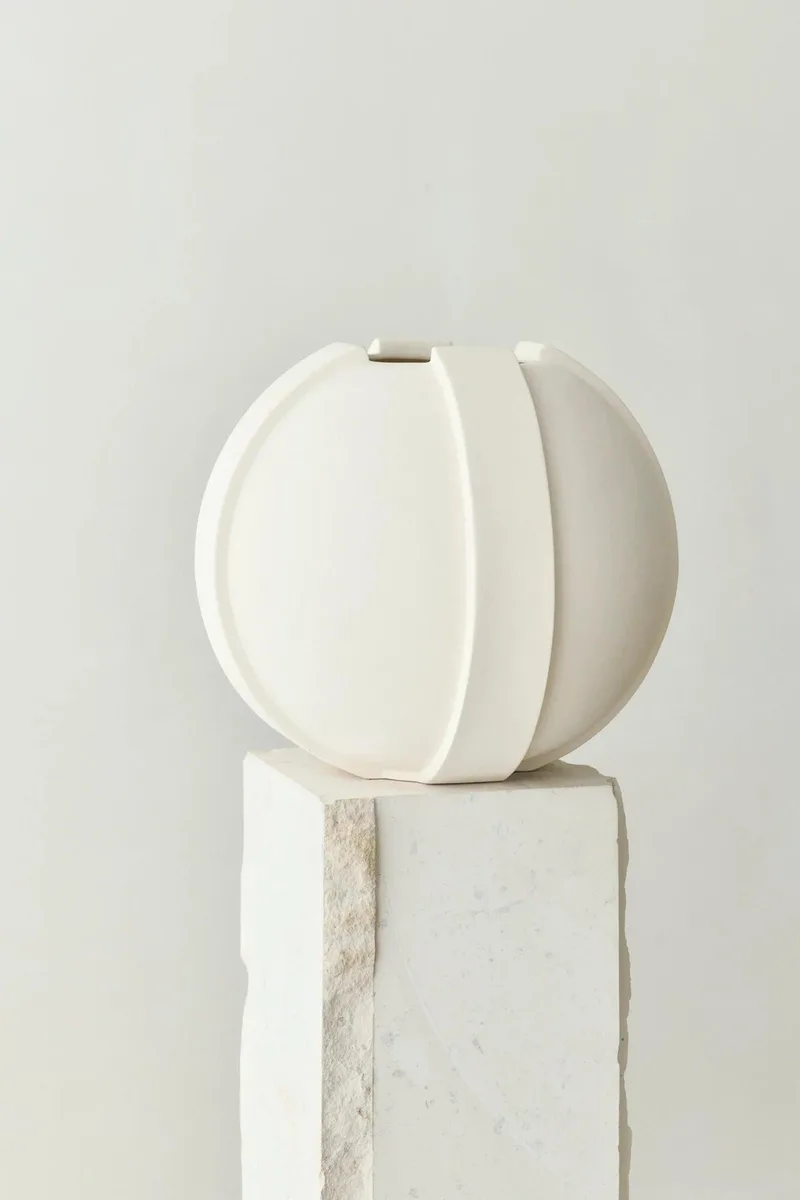 VINCI VASE 02 by LOUISE ROE in Raw White – product photo
