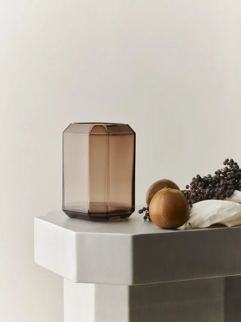 JEWEL VASE MEDIUM von LOUISE ROE in Smoke – Ambientefoto