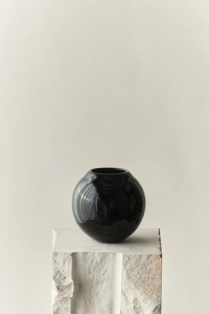 S.R. VINTAGE VASE PLAIN BLACK by LOUISE ROE – product photo