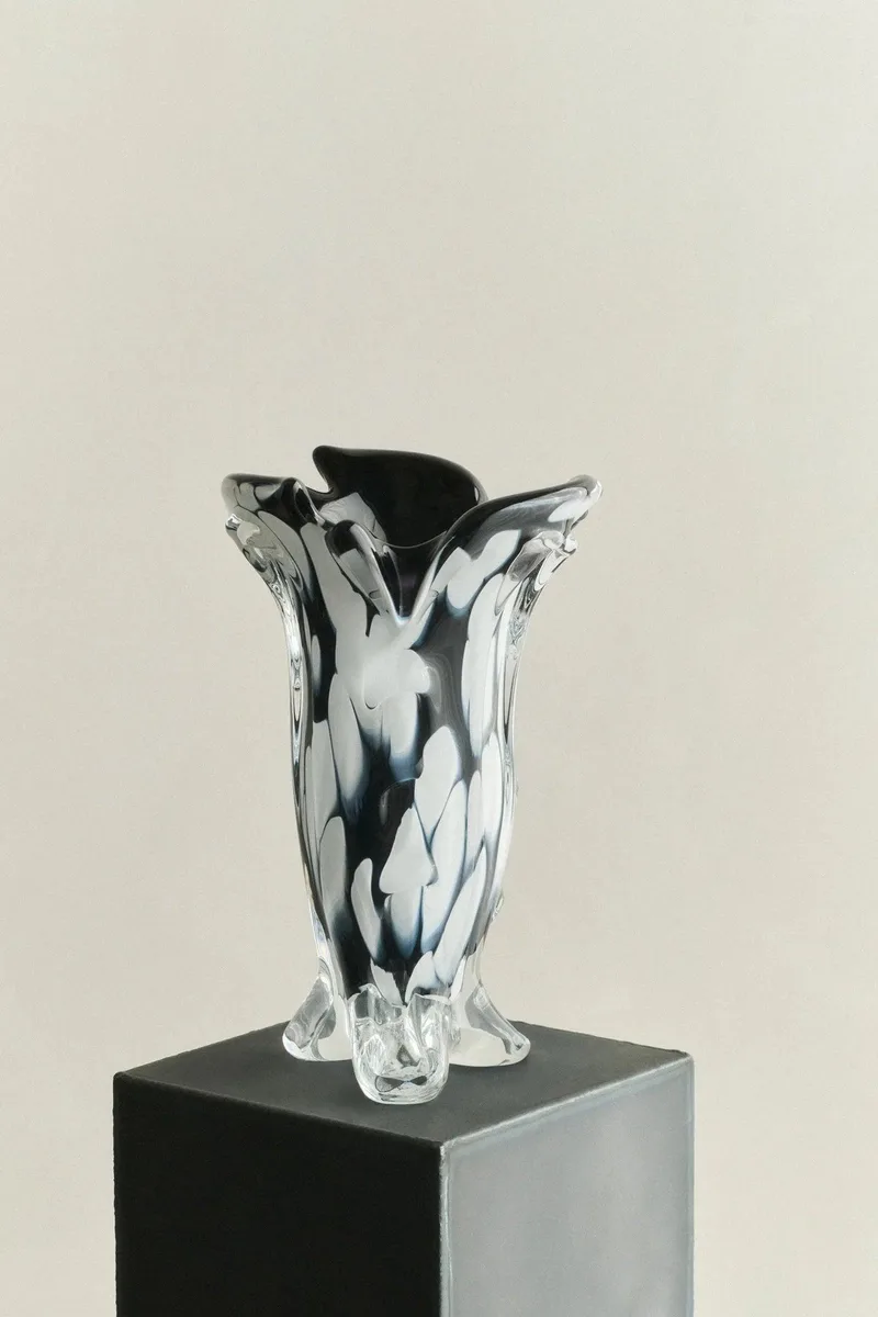 S.R. VINTAGE DRAPE GLASS VASE van LOUISE ROE in Black/white W. Deco – productfoto