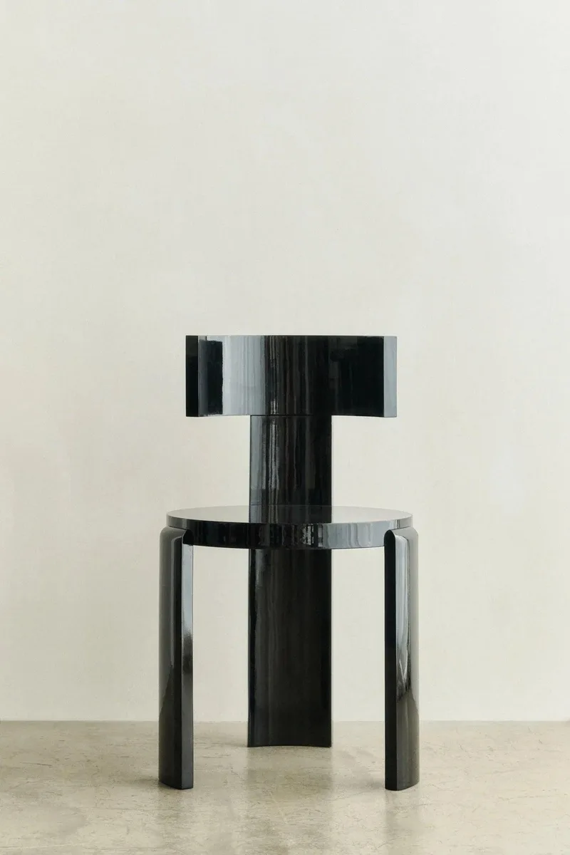 SPINA CHAIR van LOUISE ROE in Beech Wood Black Lacquer – sfeerfoto 3 van 3