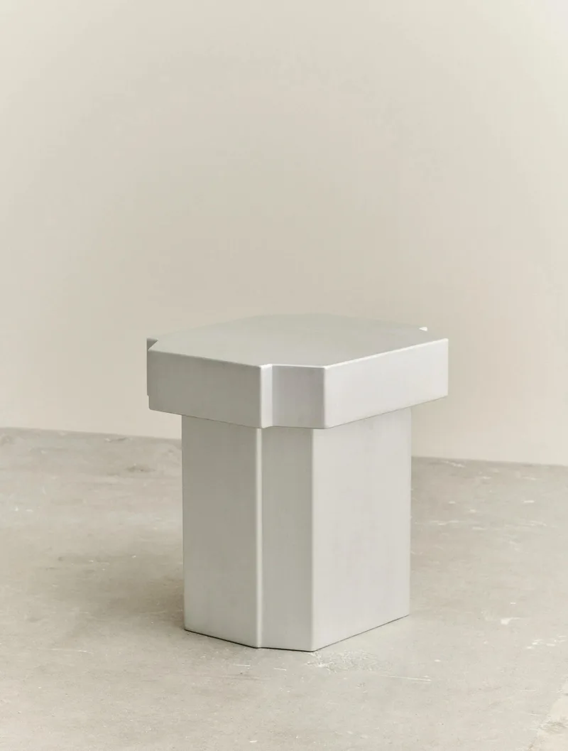 FUNKI STOOL 02 von LOUISE ROE in Brushed Alu – Produktfoto