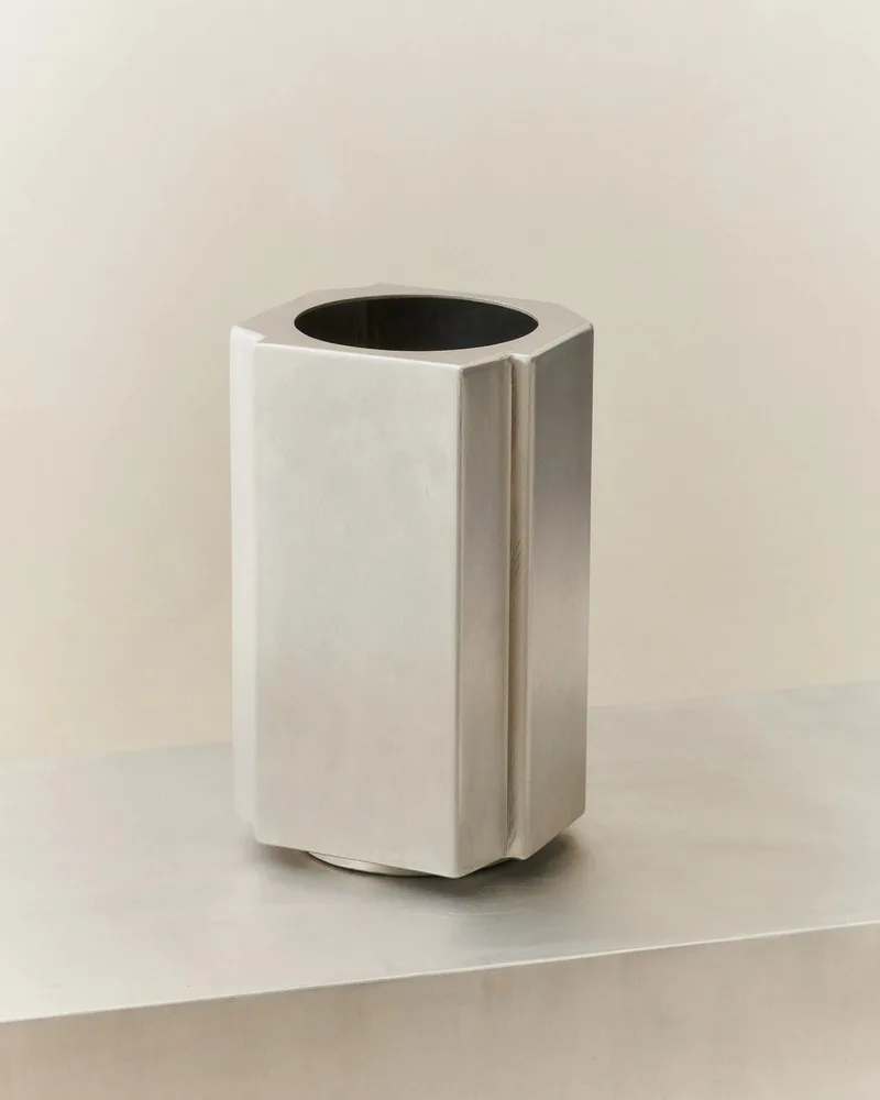 FUNKI POT SMALL von LOUISE ROE in Brushed Aluminium – Ambientefoto