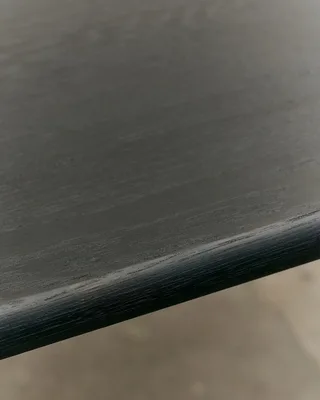 PILLABOUT TABLE 04 de LOUISE ROE en Black Stained Oak – photo d’ambiance 6 sur 6