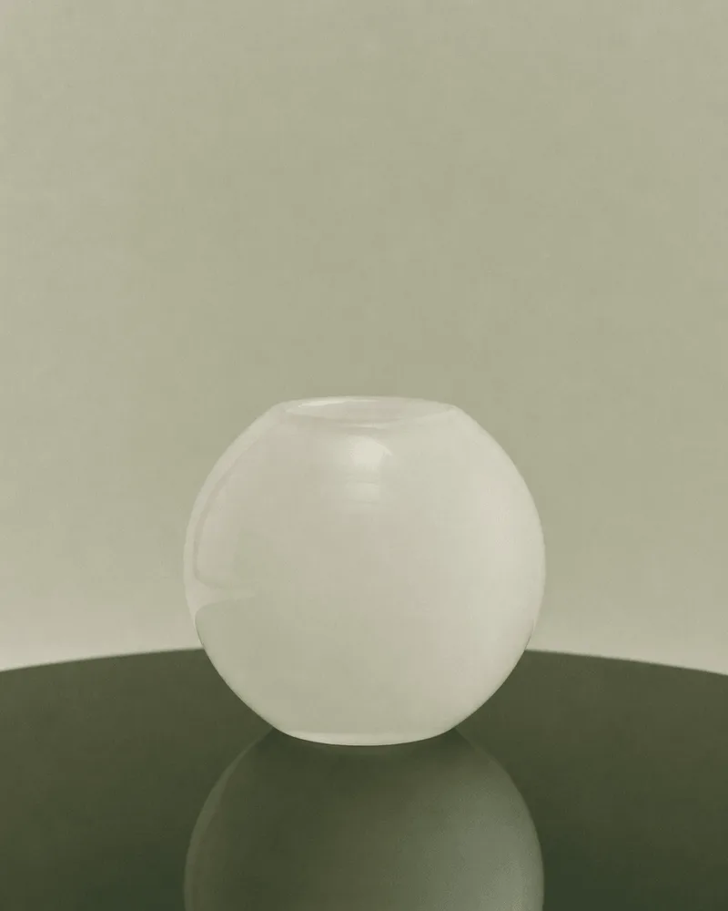 S.R. VINTAGE PETIT VASE GLASS van LOUISE ROE in Milky Glass – sfeerfoto