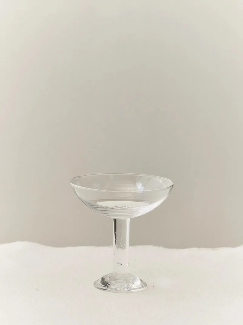 BUBBLE GLASS CHAMPAGNE COUPE PLAIN TOP von LOUISE ROE in 1 GLASS – Ambientefoto