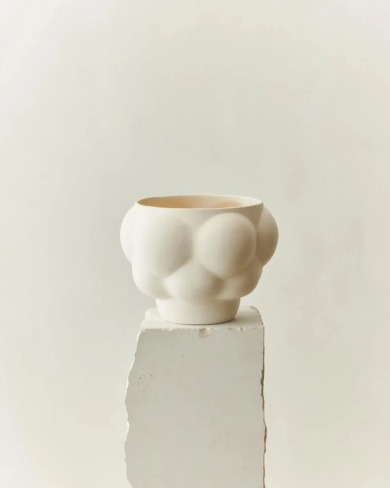 BALLOON BOWL 06 CERAMIC de LOUISE ROE en Raw White – photo du produit