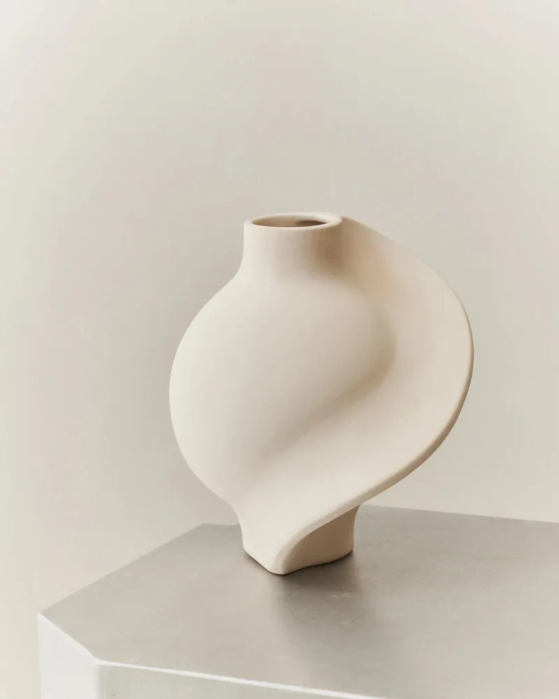 PIROUT VASE 01 by LOUISE ROE in Raw White – product photo