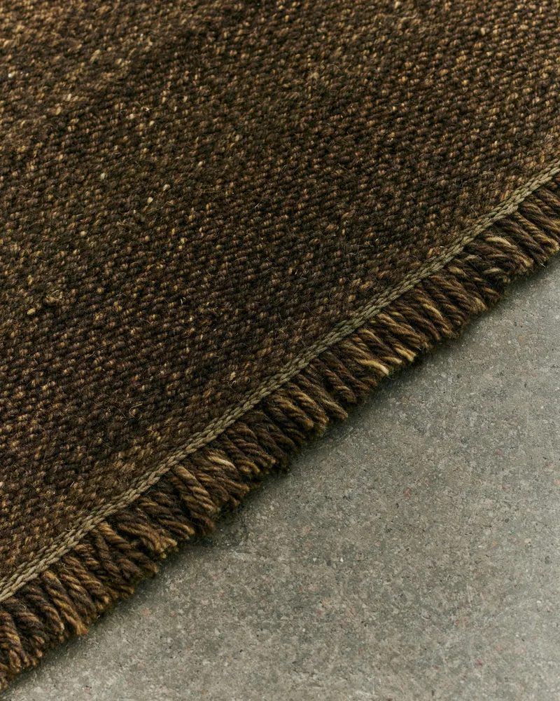 FOUND RUG 03 van LOUISE ROE in Moss Green – sfeerfoto 3 van 3