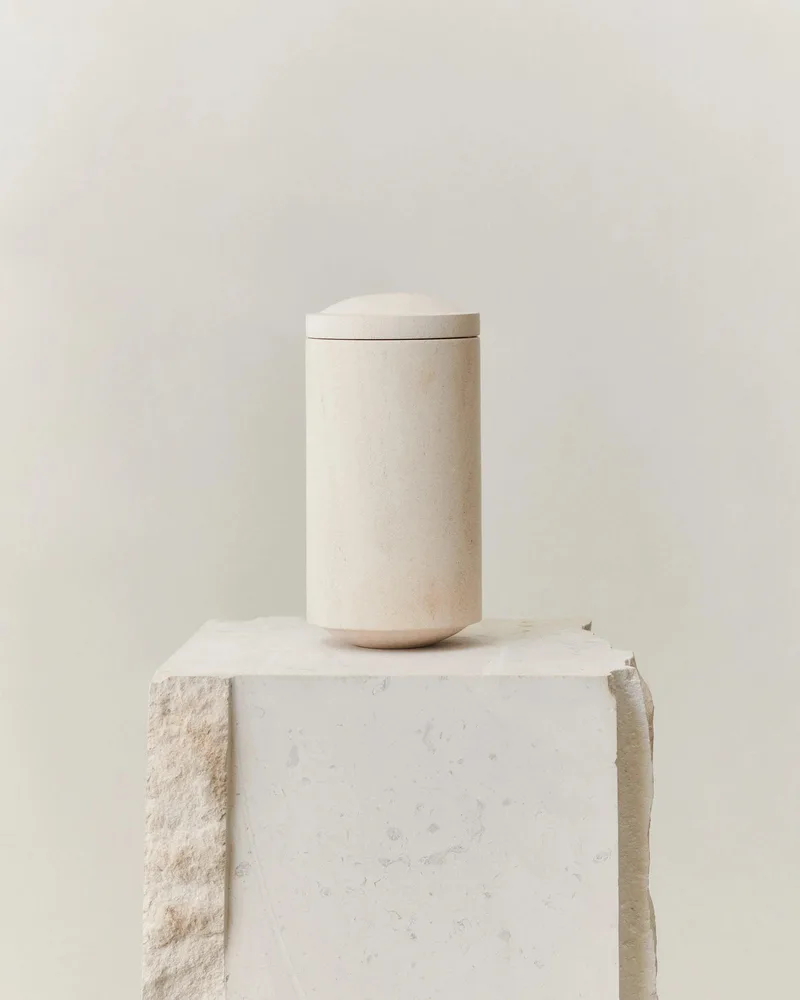 GALLERY OBJECT JAR 03 van LOUISE ROE in Limestone – productfoto
