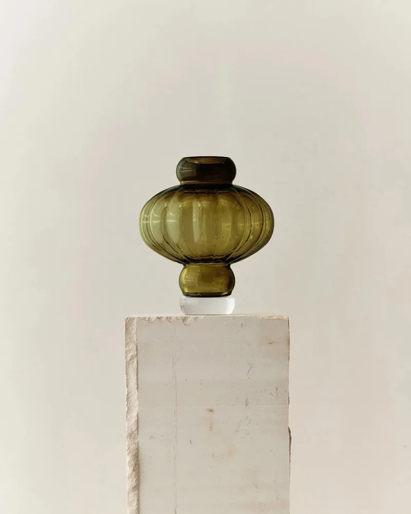 BALLOON VASE 02 GLASS van LOUISE ROE in Olive – productfoto