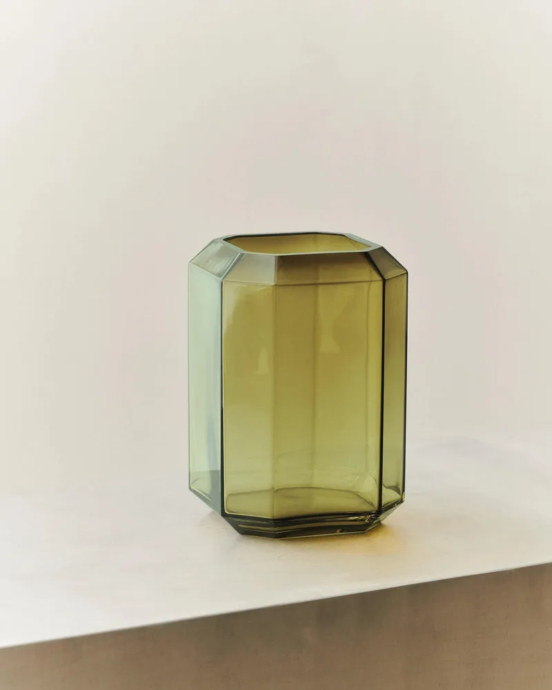 JEWEL VASE GIANT van LOUISE ROE in Olive – sfeerfoto
