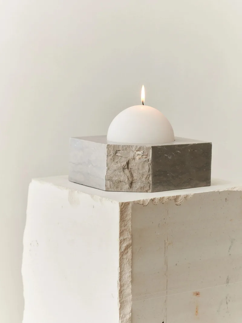 GALLERY OBJECT CANDLE HOLDER LOW van LOUISE ROE in Grey Cadoico Marble – sfeerfoto