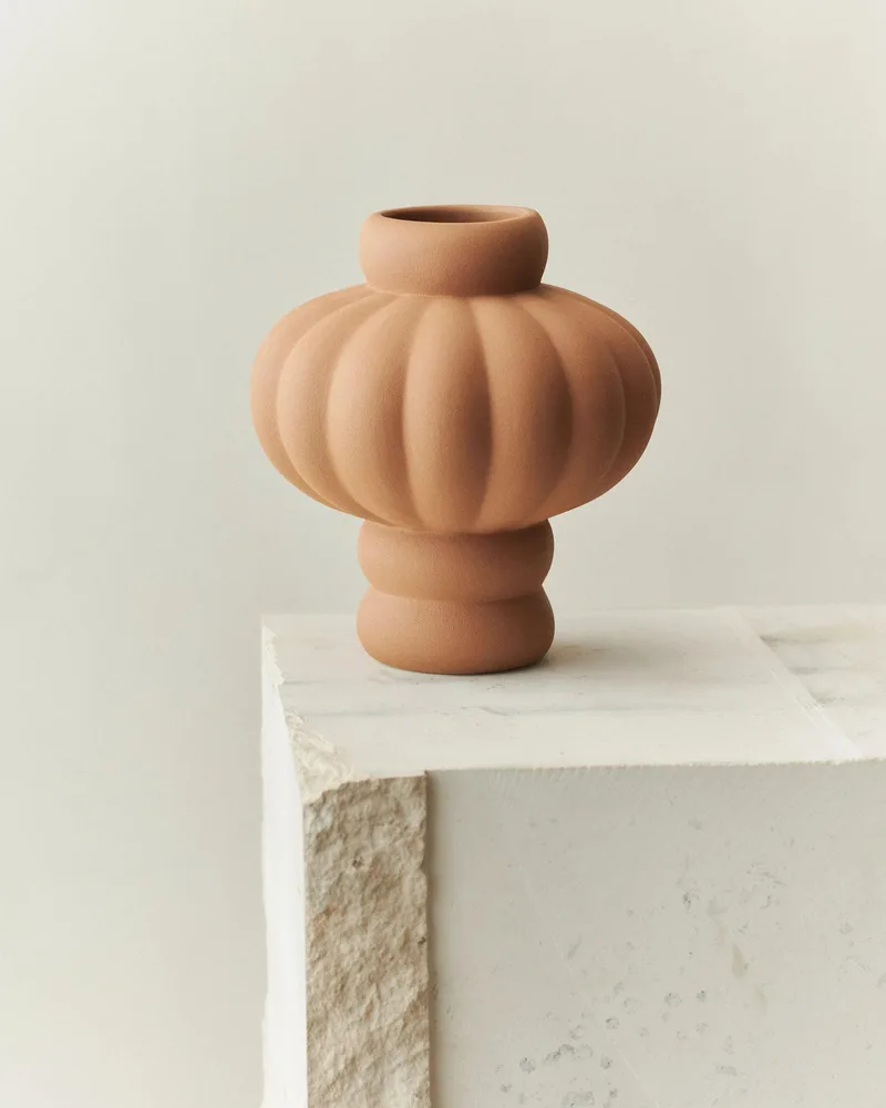 BALLOON VASE 02 SANDED OCKER von LOUISE ROE – Produktfoto
