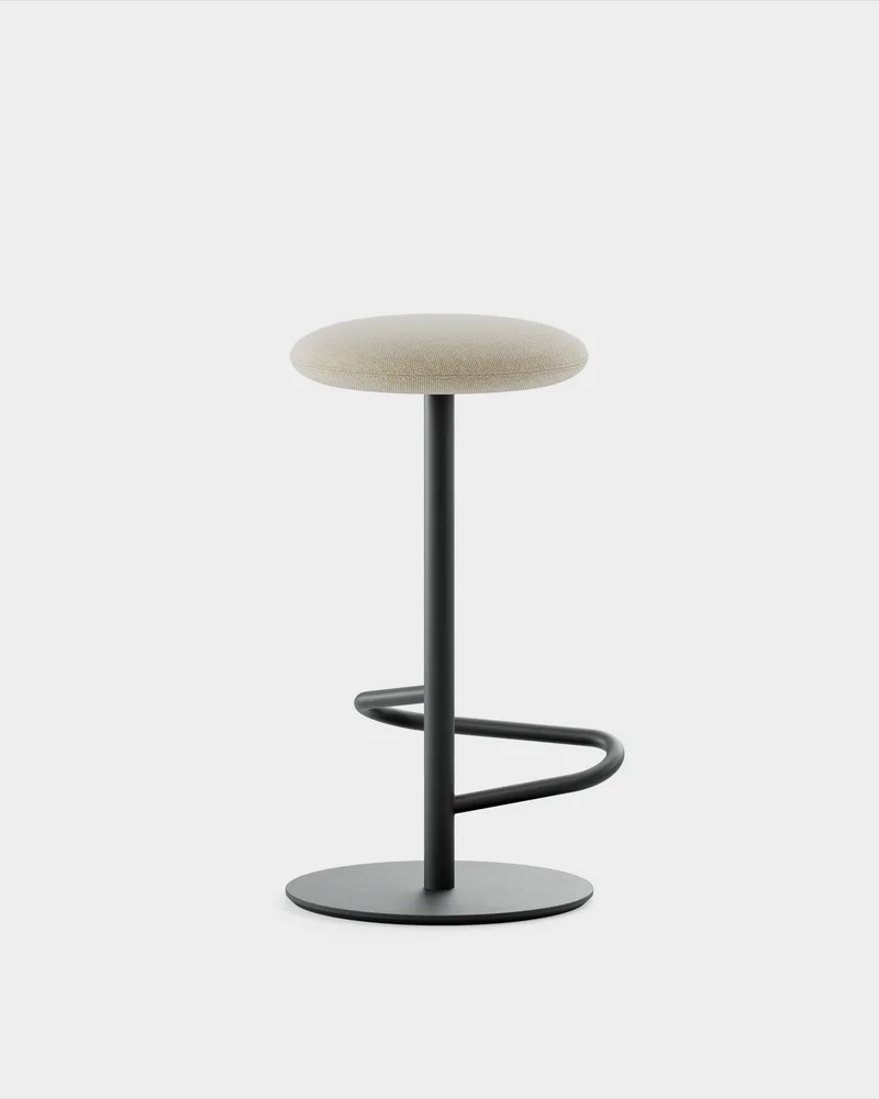 Odette Bar Stool H700 von Massproductions in Kvadrat Hallingdal 65 – 220, Black – Produktfoto