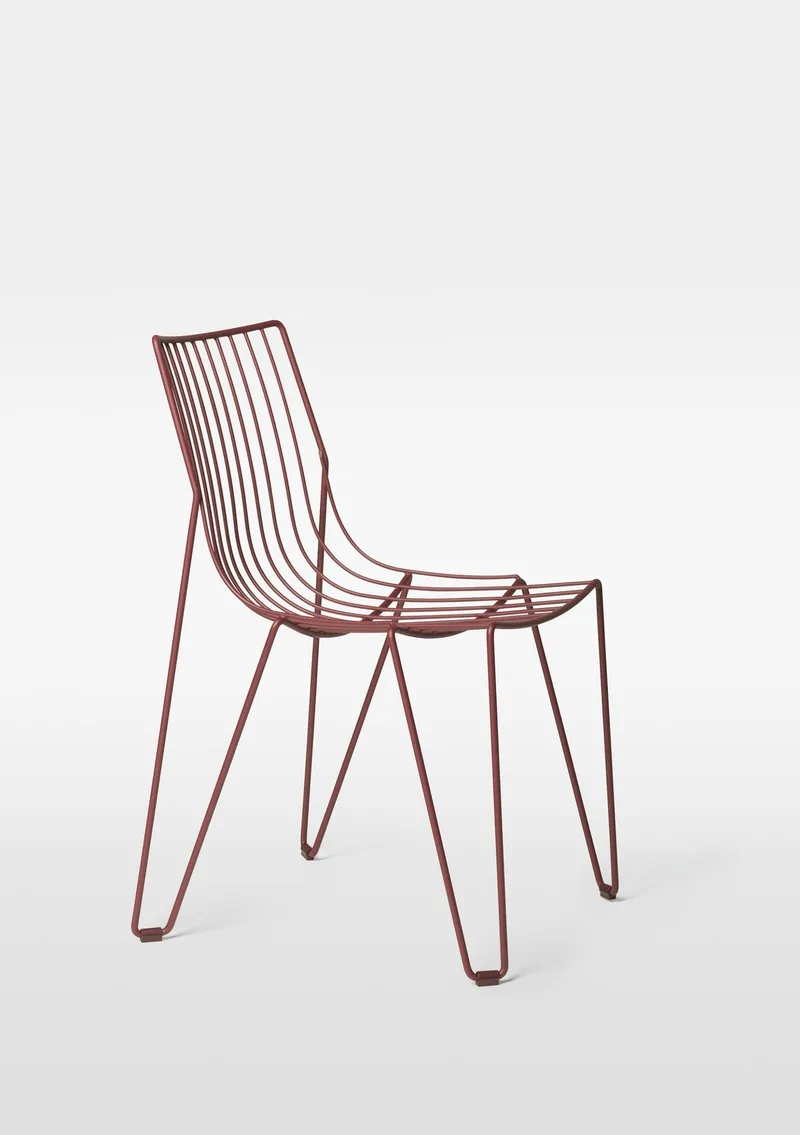 Tio Chair von Massproductions in Wine Red – RAL 3005 – Produktfoto