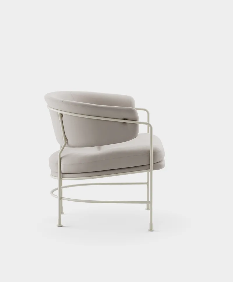 Astro Club Chair van Massproductions in Kirkby Design – Smooth III 35 Porcini, Ivory – productfoto