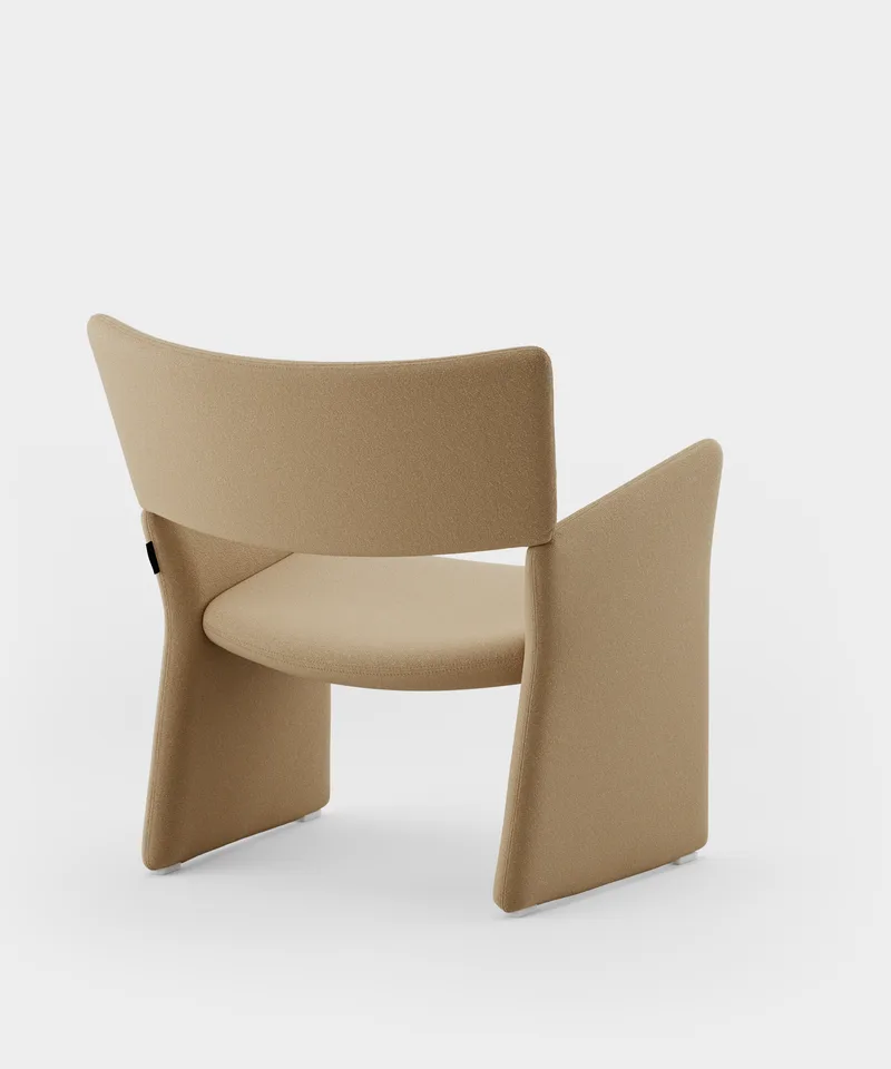 Crown Easy Chair van Massproductions in Sahco – Ecriture 240 – productfoto