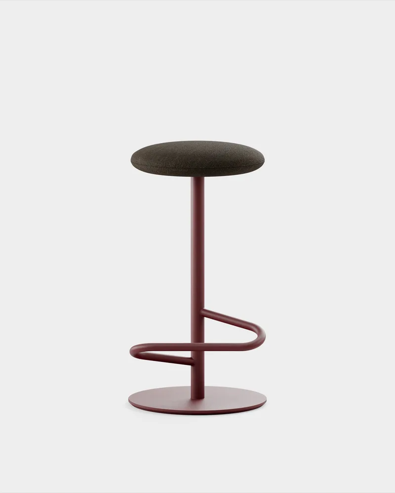 Odette Bar Stool H700 de Massproductions en Sahco – Ecriture 380, Wine Red – photo du produit