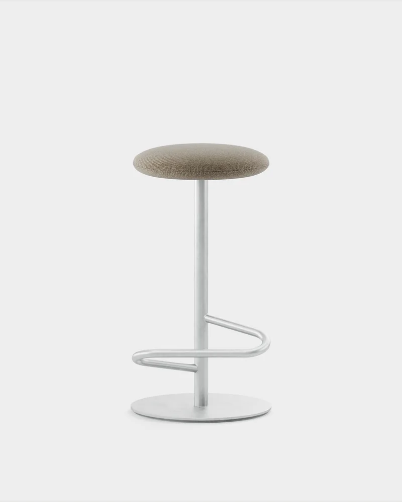 Odette Bar Stool H800 von Massproductions in Kvadrat Hallingdal 65 270, Hot Dip Galvanised – Produktfoto