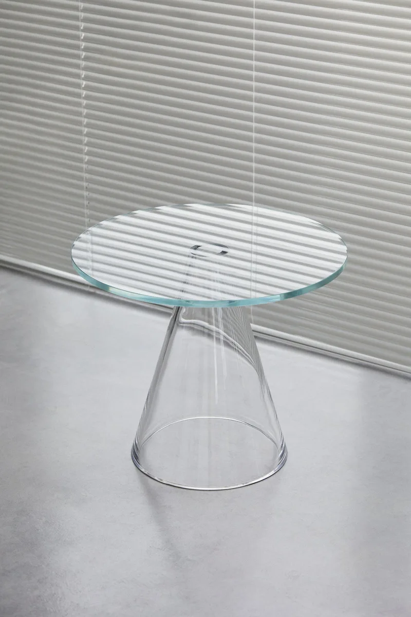 Sander Table - Round, D 480, H 400 - Clear - Glass de Massproductions en Clear Glass – photo d’ambiance