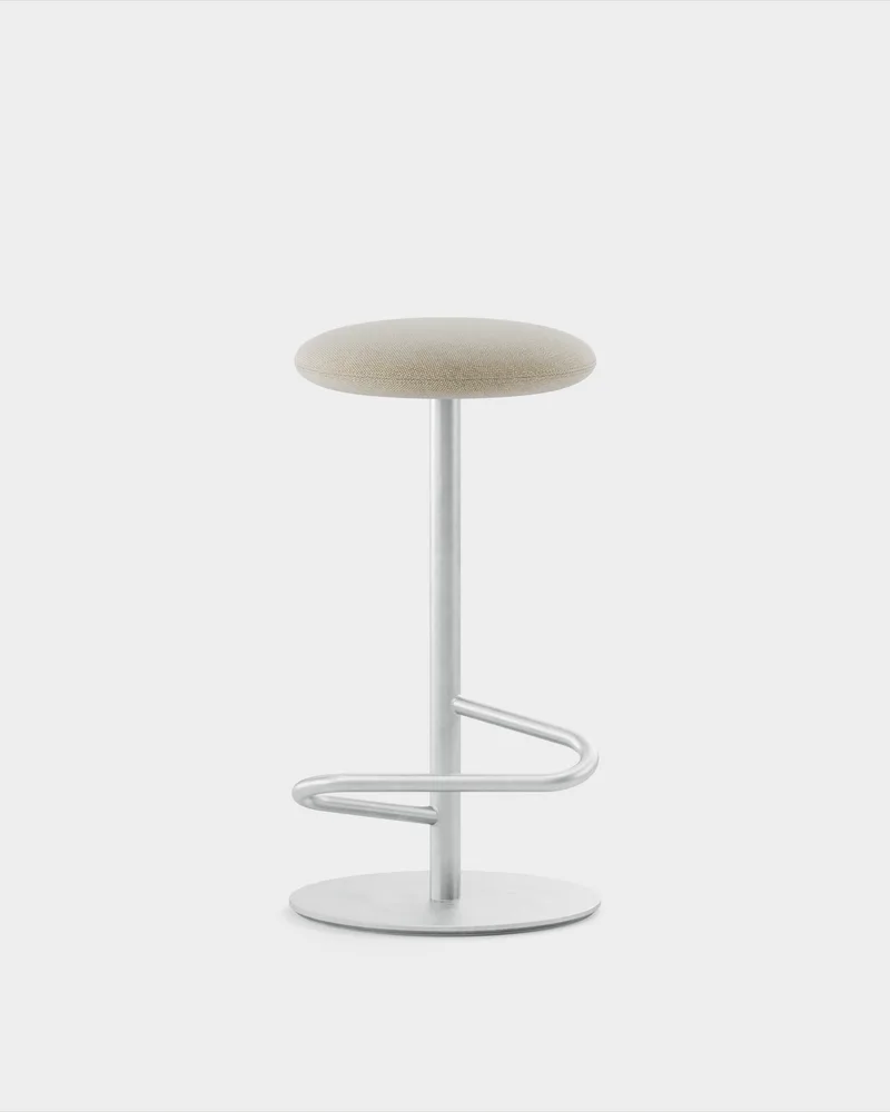 Odette Bar Stool H700 von Massproductions in Kvadrat Hallingdal 65 – 220, Hot Dip Galvanised – Produktfoto