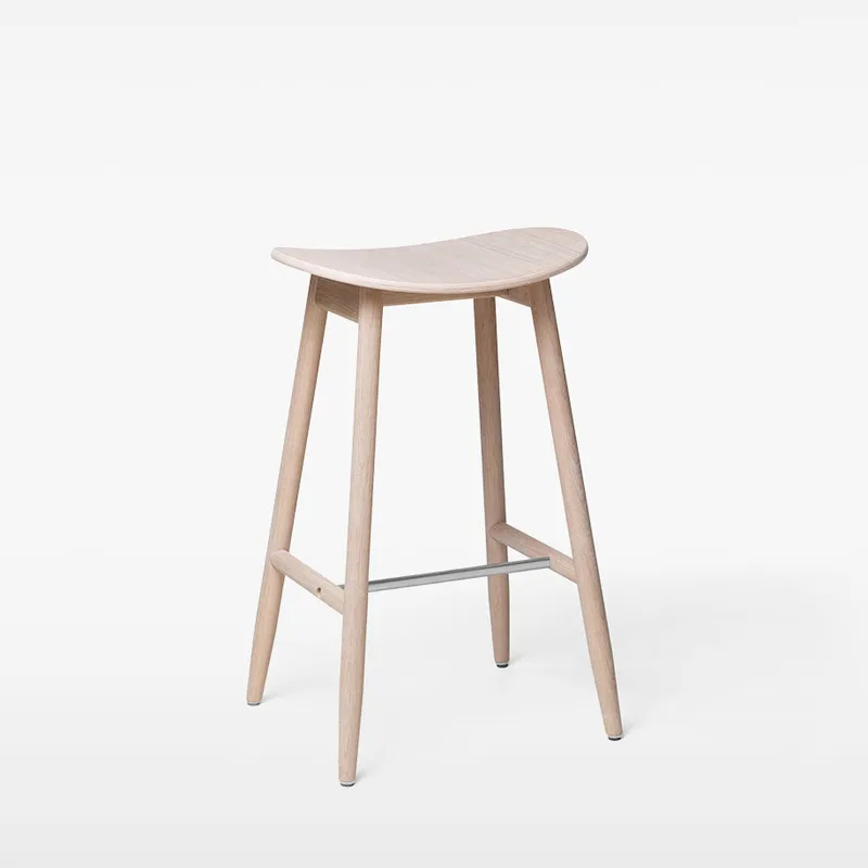 Icha Bar Stool van Massproductions in White Oiled Oak, 650 mm – productfoto