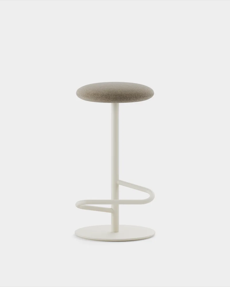 Odette Bar Stool H800 von Massproductions in Kvadrat Hallingdal 65 270, Ivory – Produktfoto