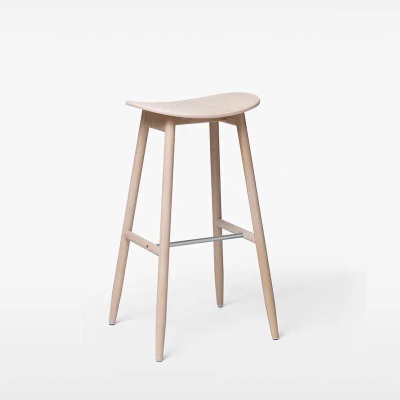 Icha Bar Stool van Massproductions in White Oiled Oak, 750 mm – productfoto