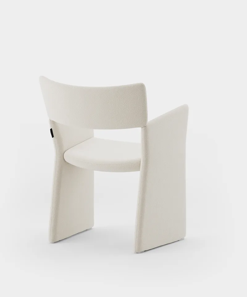 Crown Armchair van Massproductions in Sahco – Keiga 112 – productfoto