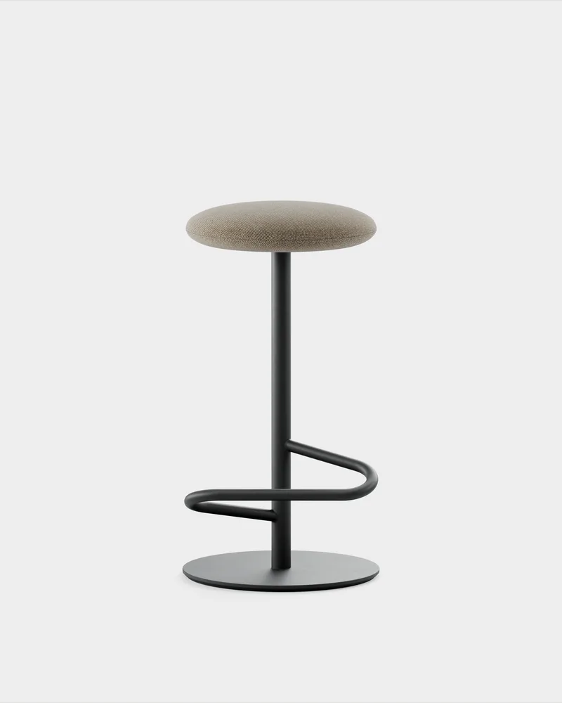 Odette Bar Stool H700 von Massproductions in Kvadrat Hallingdal 65 270, Black – Produktfoto