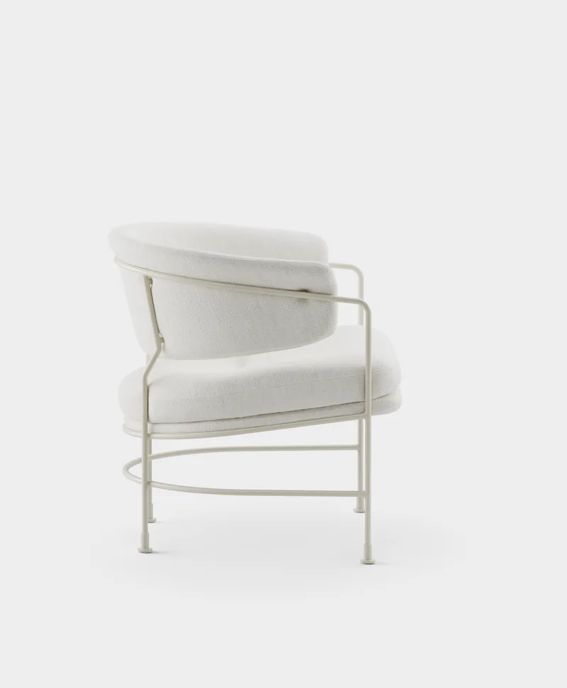 Astro Club Chair de Massproductions en Sahco – Ecriture 100, Ivory – photo du produit