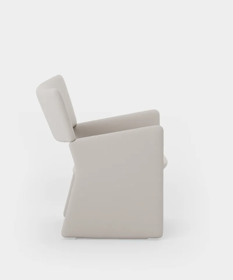 Crown Easy Chair van Massproductions in Kirkby Design – Smooth III 35 Porcini – productfoto