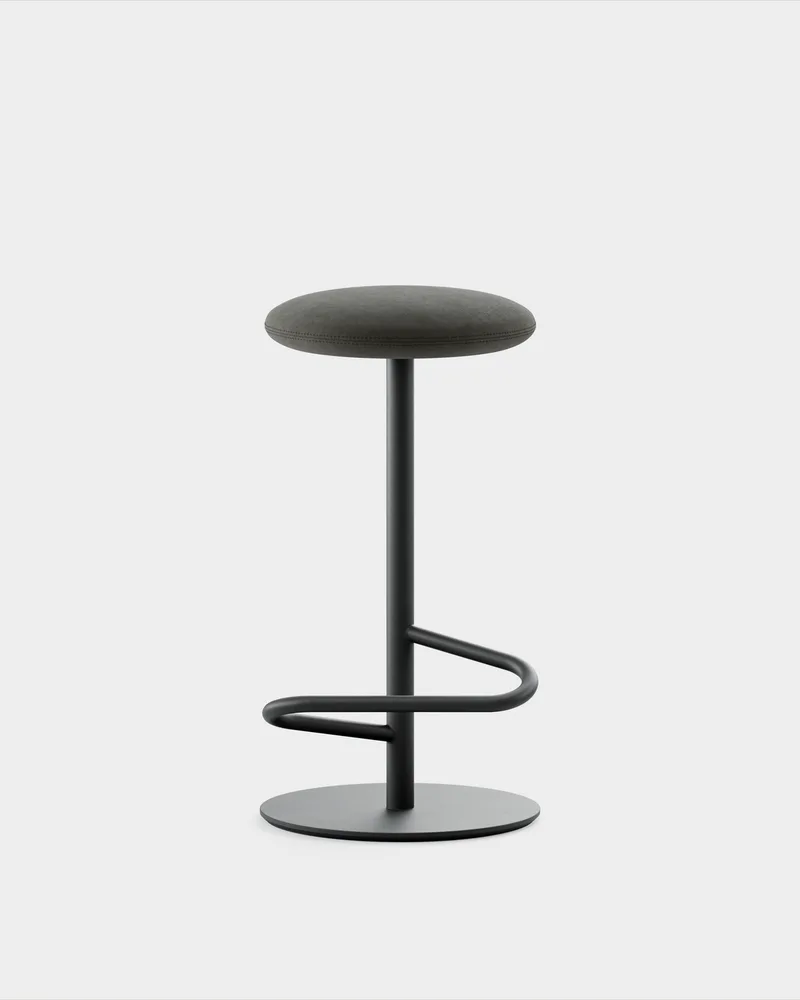 Odette Bar Stool H700 von Massproductions in Gabriel – Comfort+ 61013, Black – Produktfoto