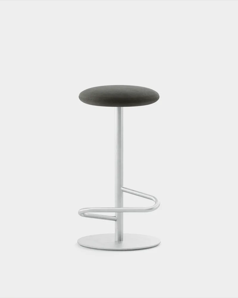 Odette Bar Stool H700 von Massproductions in Gabriel – Comfort+ 61013, Hot Dip Galvanised – Produktfoto
