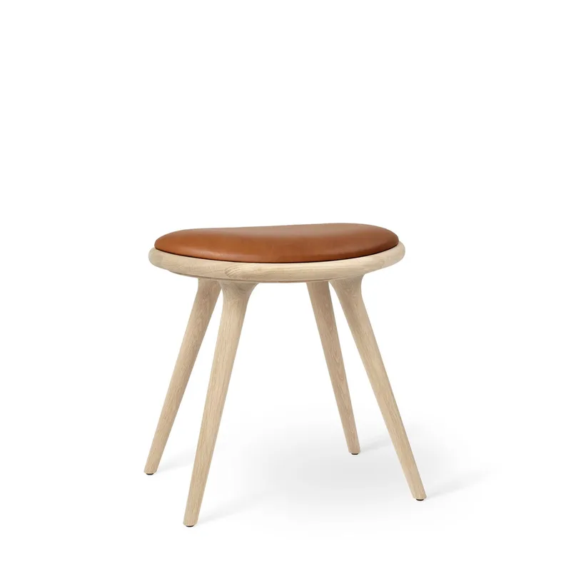 Low Stool von Mater in Matt Oak, 47 cm – Produktfoto