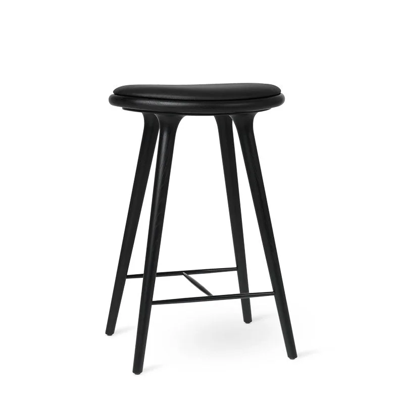 High Stool von Mater in Black Oak, 69 cm – Produktfoto