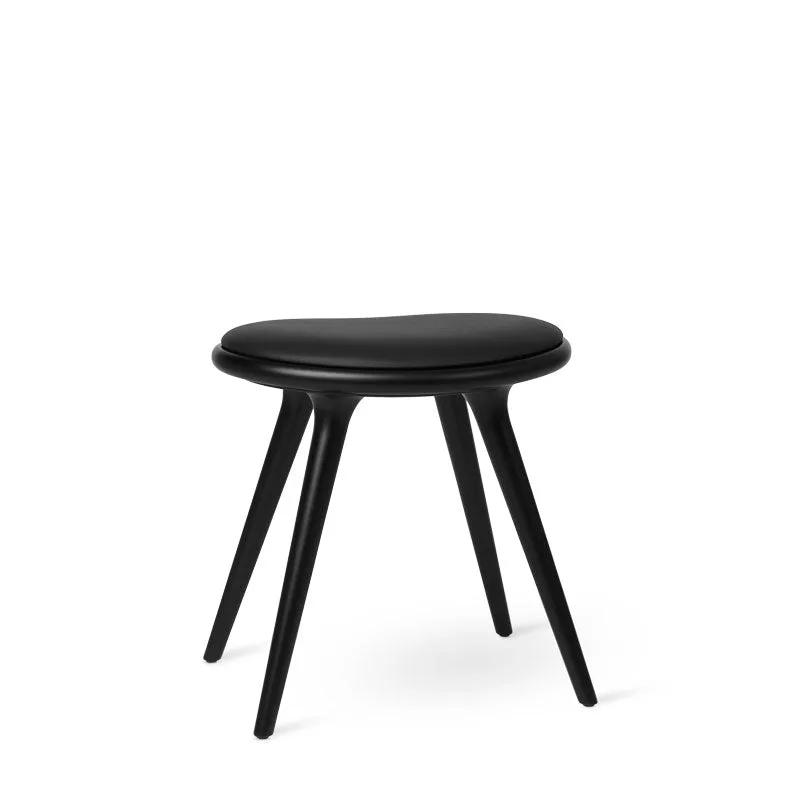 Low Stool van Mater in Black Beech, 47 cm – productfoto