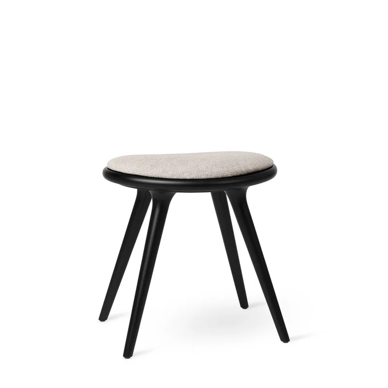 Low Stool van Mater in Black Beech w. Kvadrat Clay 0012, 47 cm – productfoto